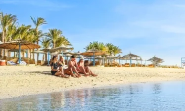 10 Day Cairo, Nile Cruise, Alexandria & Abu Simbel Tour A-very-beautiful-picture-of-a-group-of-tourists-on-the-beach-in-Port-Ghalib.