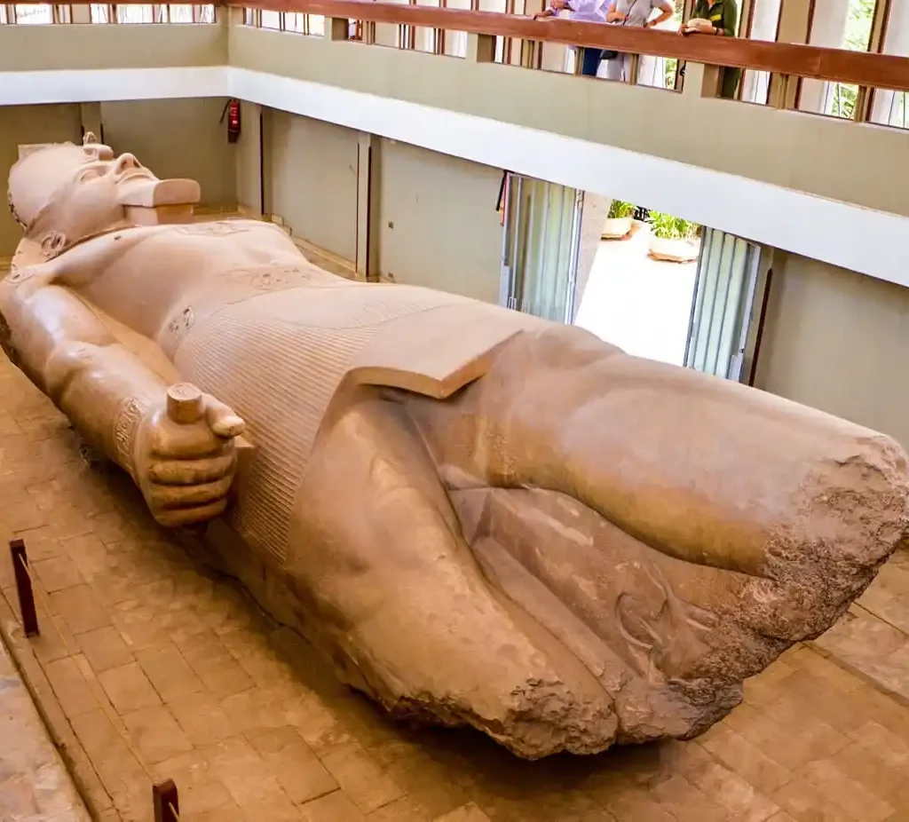 Giant-Statue-of-ramses-II-in-memphis-city