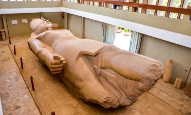 Giant-Statue-of-ramses-II-in-memphis-city