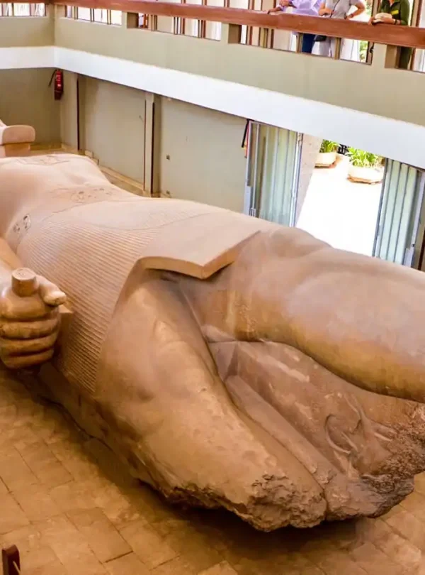 Giant-Statue-of-ramses-II-in-memphis-city