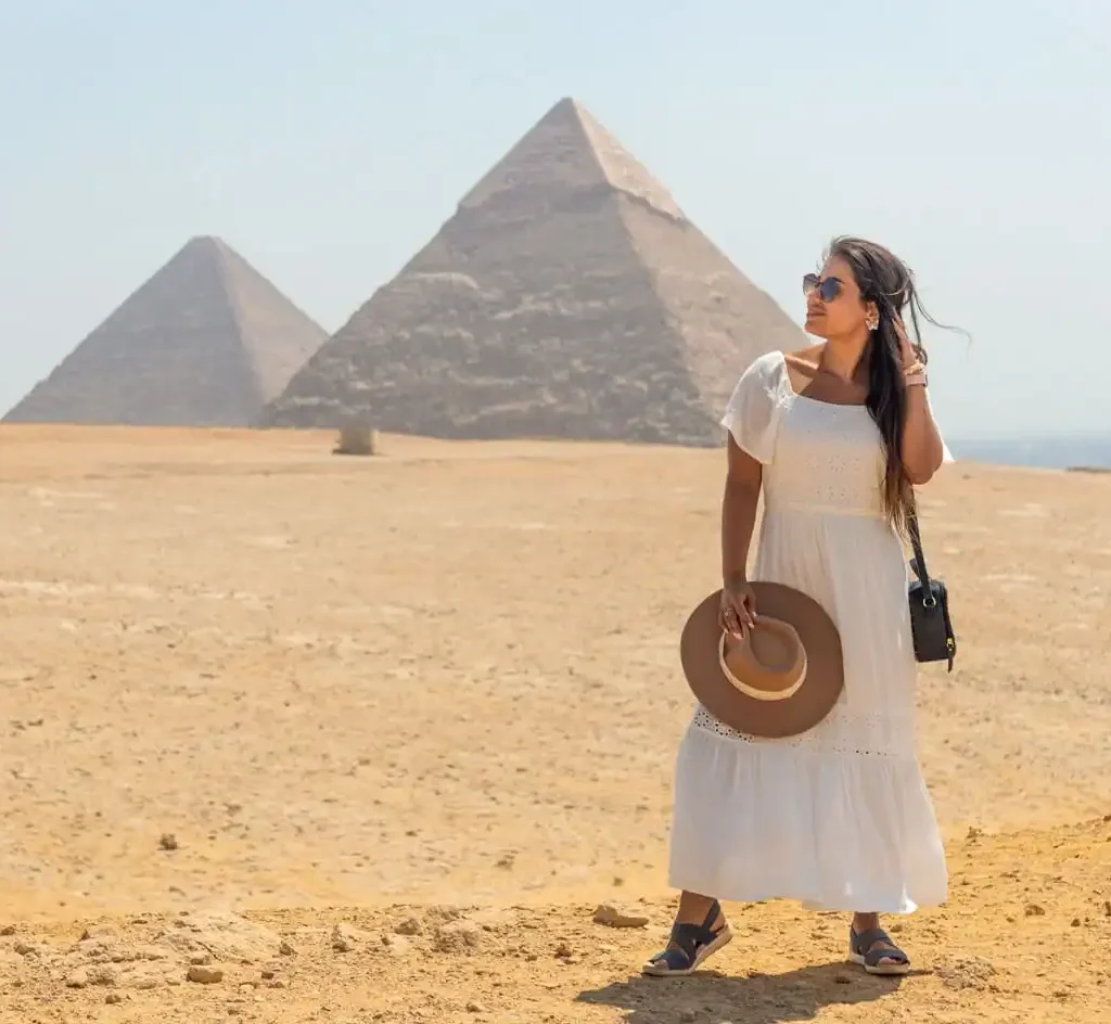 A-wonderful-picture-of-a-tourist-in-front-of-the-pyramids- Pyramids of Giza tours